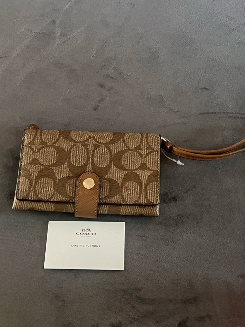 NWOT Coach wallet with detachable wristlet strap. Zipper pouch Authentic